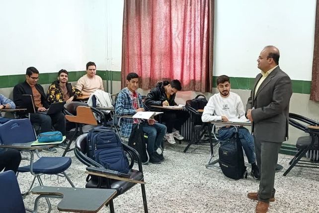 کلاس های تقویتی در دبیرستان نمونه آیت‌الله خامنه ای