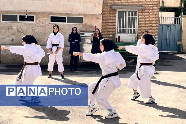 قدرت،هیجان و مهارت در نمایش کاراته کاران دبیرستان رضوان در افتتاحیه المپیاد ورزشی