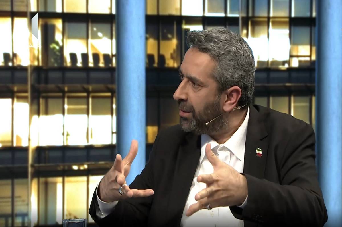 چرا در راهپیمایی ۲۲ بهمن از بانوان کمحجاب یا بیحجاب تصویر پخش میکنیم، اما در سایر ایام در رسانه ملی غایب هستند + فیلم