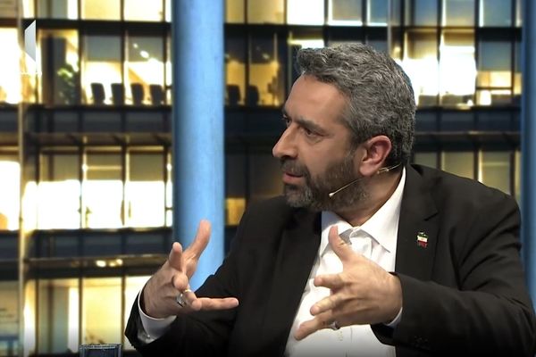 چرا در راهپیمایی ۲۲ بهمن از بانوان کم‌حجاب یا بی‌حجاب تصویر پخش می‌کنیم، اما در سایر ایام در رسانه ملی غایب هستند + فیلم