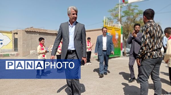 مراسم اهدای بسته های لوازم التحریر به دانش آموزان لازم التوجه دبستان شهید پسندیده فدافن