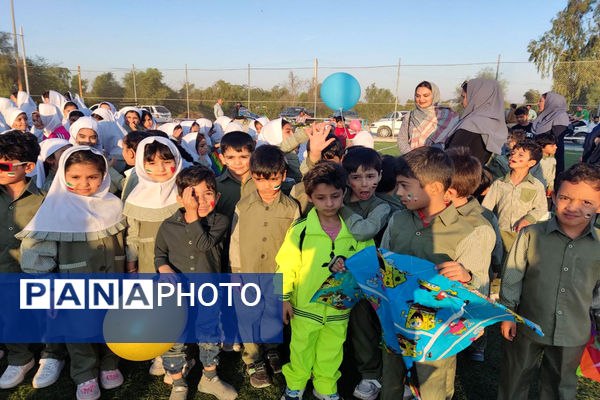 جشنواره بادبادک و بازی‌های بومی محلی در پایگاه دریایی بوشهر 