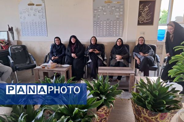 تقدیر و وداع اعضای انجمن اولیا و مربیان آموزشگاه معارف 6 از کادر آموزشگاه