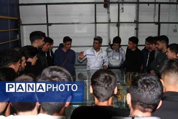 بازدید هنرجویان مکانیک از خط تولید پارس‌خودرو