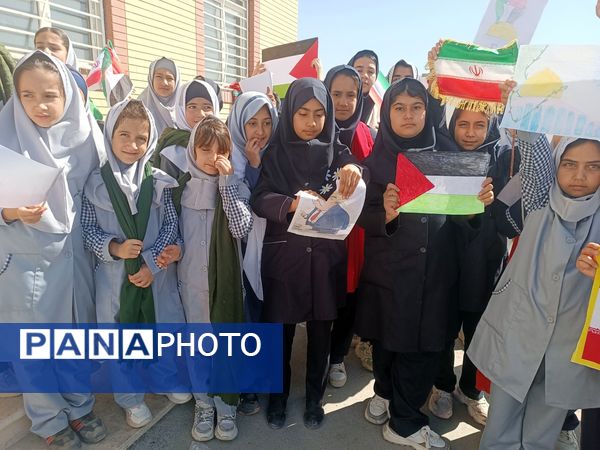 دانش‌آموزان دبستان نیک‌اندیشان چناران با جشن فرهنگ روستا و عشایر، اصالت ایرانی را زنده کردند