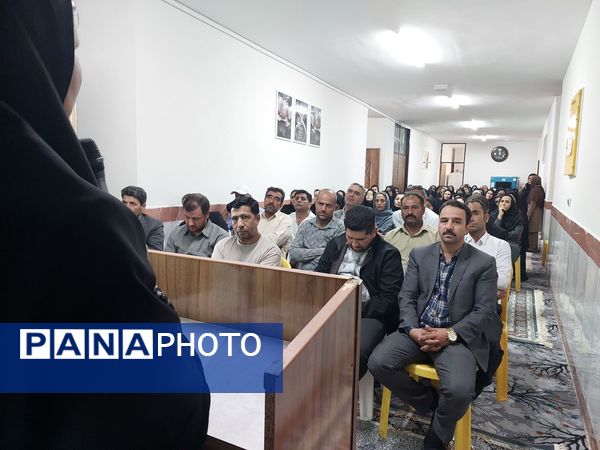 جلسه انجمن اولیا و مربیان در دبیرستان نمونه دولتی مهرورزان خواف