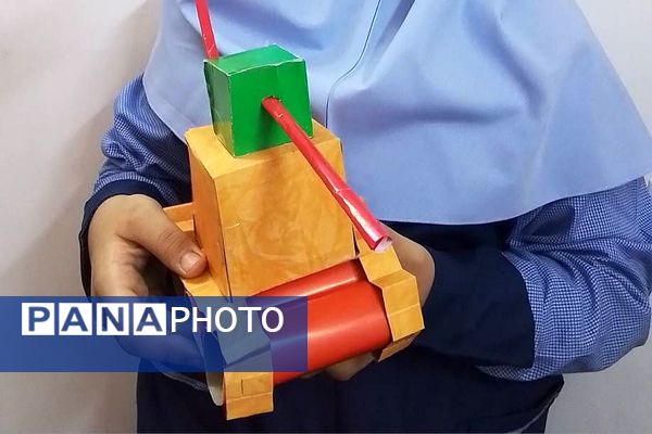 نمایشگاه دست سازه های دانش‌آموزی در دبستان شهید مجید مجیدی ناحیه دو شهرری 