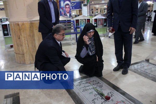 تجدید میثاق مدیرکل امور شاهد و ایثارگران وزارت آموزش و پرورش از شهدا در بوشهر
