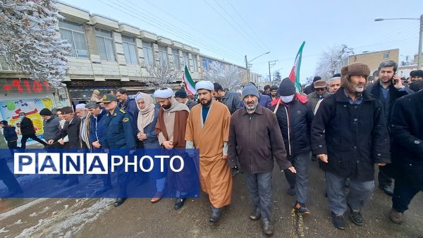 حضور پر شور فرهنگیان و دانش آموزان در کنار مردم ولایتمدار شهرستان صالح آباد در یوم الله ۲۲بهمن