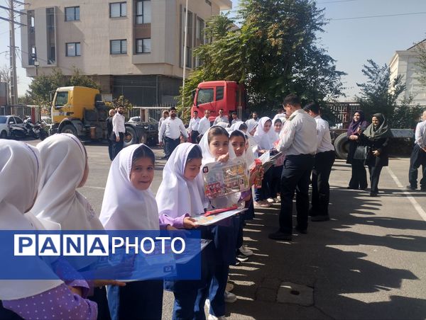تقدیر دانش آموزان دبستان سرای دانش از قهرمانان بی ادعا در روز آتش نشانی