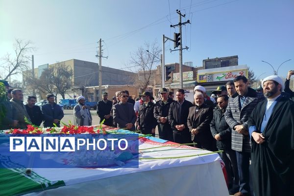 گلباران تمثال مبارک حضرت امام خمینی (ره) در سالروز ورود تاریخی و آغاز دهه فجر انقلاب اسلامی ایران 