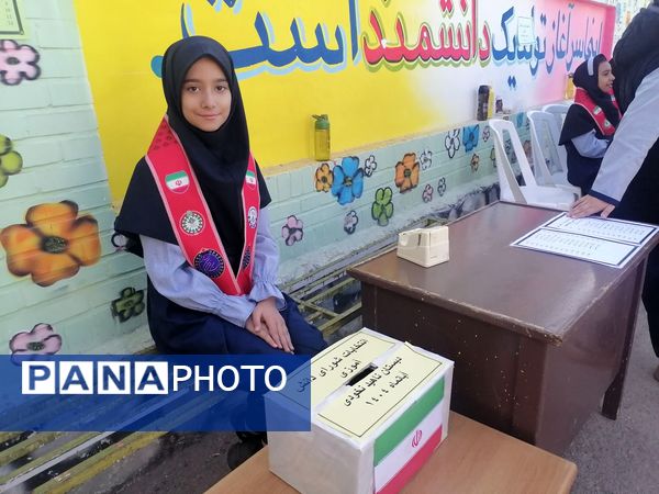 مراسم انتخابات شورای دانش آموزی در دبیرستان ناهید نخودی 