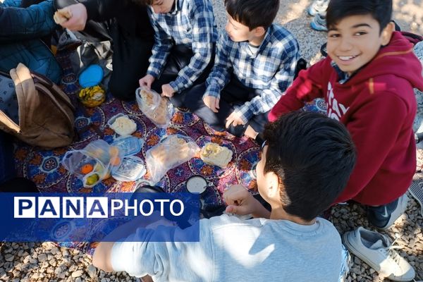 برگزای اردوی تفریحی دبیرستان رجایی یک به‌مناسبت هفته بسیج 