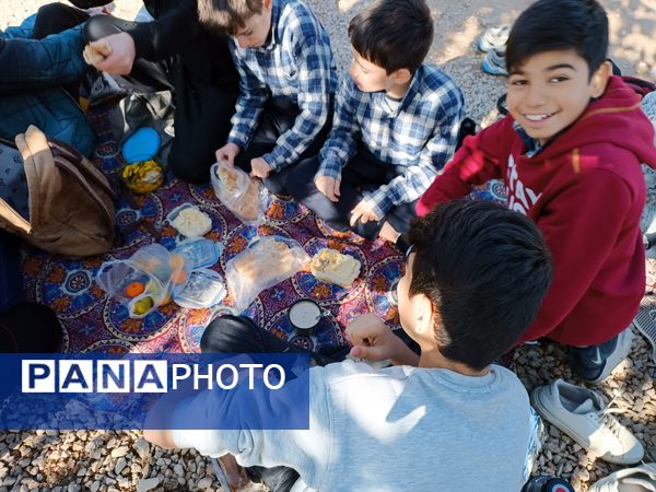 برگزای اردوی تفریحی دبیرستان رجایی یک به‌مناسبت هفته بسیج 