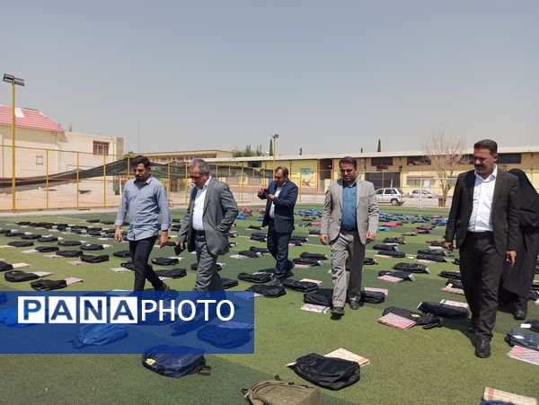 توزیع ٥٠٠ بسته کیف و لوازم التحریر میان دانش‌آموزان نیازمند در آموزش و پرورش ناحیه 3 شیراز