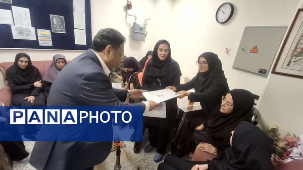 مدیر آموزش‌وپرورش منطقه ۱۴ تهران از کارکنان مدرسه اتیسم راد تقدیر کرد