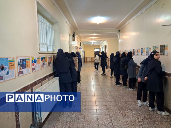 نمایشگاه سیار مدرسه‌ای با عنوان پیشگیری از اعتیاد 