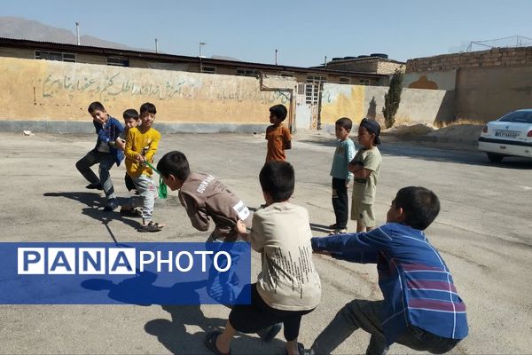 برگزاری حلقه قرآن و ایستگاه نقاشی به‌مناسبت هفته کودک همزمان با نماز جمعه در داریون 