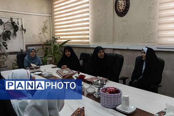 تجلیل دانش آموزان مدرسه هدی۱ از  مدیر ومعاونین آموزش و پرورش شهرستان قدس
