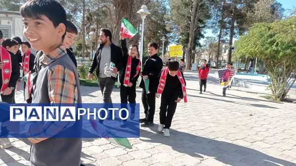 حماسه آفرینی پیشتازان دبستان شهید پسندیده فدافن در راهپیمایی ۱۳ آبان کاشمر