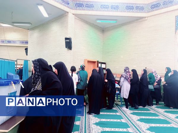 حضور مسئولان و مردم انقلابی شهرستان ملارد در پای صندوق‌های رأی
