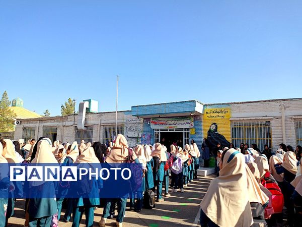 آیین نواخته زنگ آغاز سال تحصیلی در دبستان دخترانه سمیه