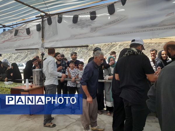 روز اربعین، در مواکب پل سیمره، خدمات‌رسانی به زائران حسینی همچنان ادامه دارد