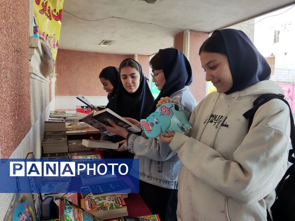  نمایشگاه کتاب به مناسبت هفته کتاب و کتابخوانی در آموزشگاه شهدای معلم ۲