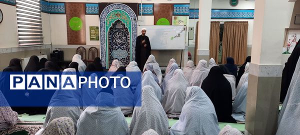 محفل نماز جماعت در دبیرستان نمونه دولتی مهشید مصلی نژاد