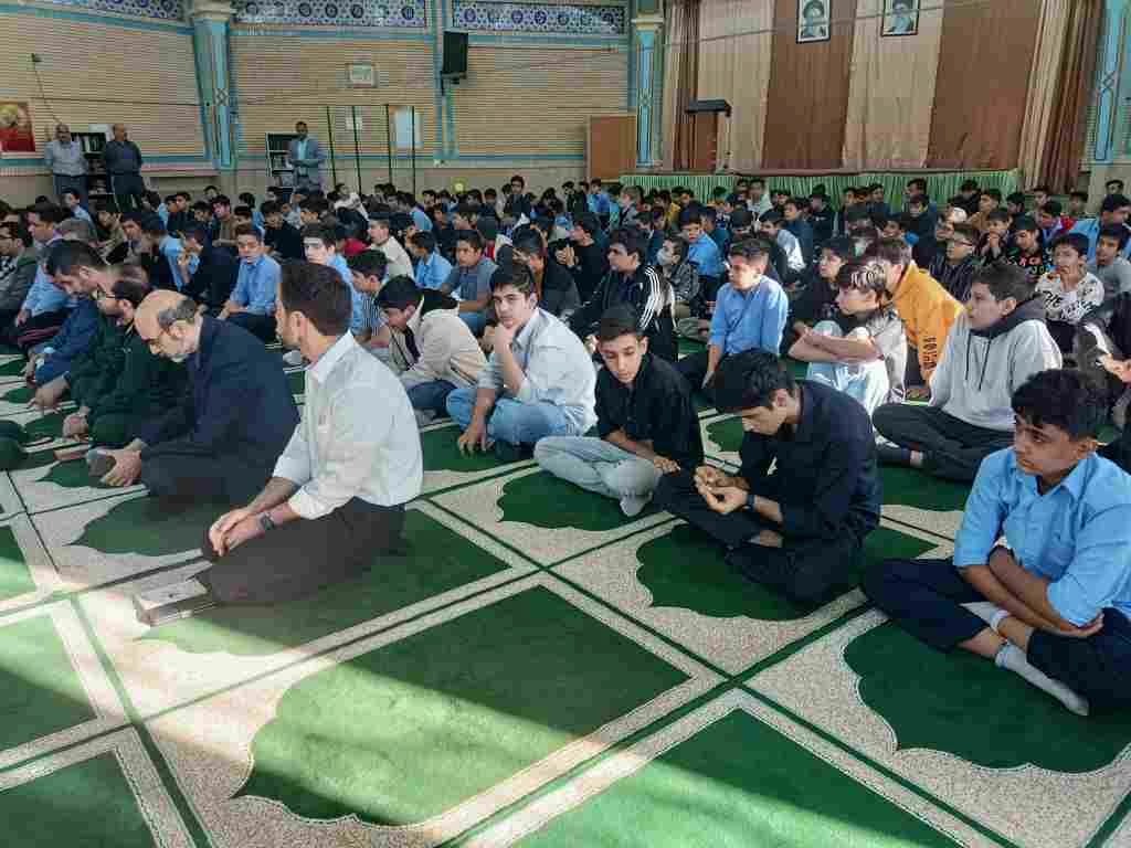  یادواره شهید و تقدیر از معلمان و دانش‌آموزان فعال در دبیرستان سما کاشمر