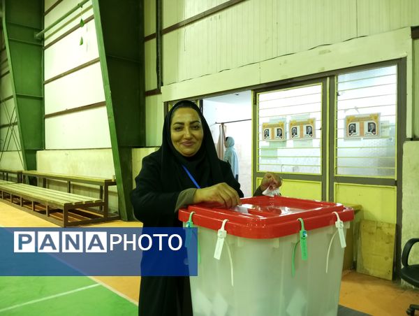 حضور پرشور کودکان در کنار والدین پای صندوق‌های رای نصیرشهر 