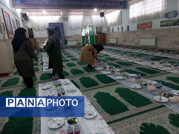 برگزاری ضیافت افطاری در دبیرستان شاهد معرفت ناحیه پنج 