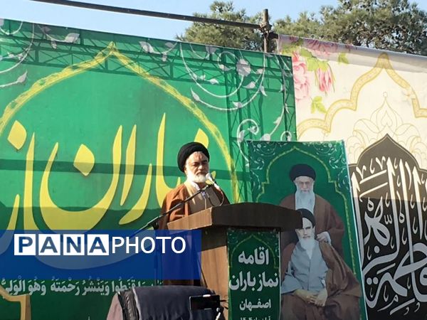 اقامه نماز باران در گلستان شهدا اصفهان به امامت  حضرت آیت‌ الله مهدوی