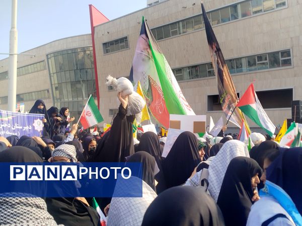 خروش ۱۳ آبان در مشهد؛ دانش‌آموزان، نماد ایستادگی