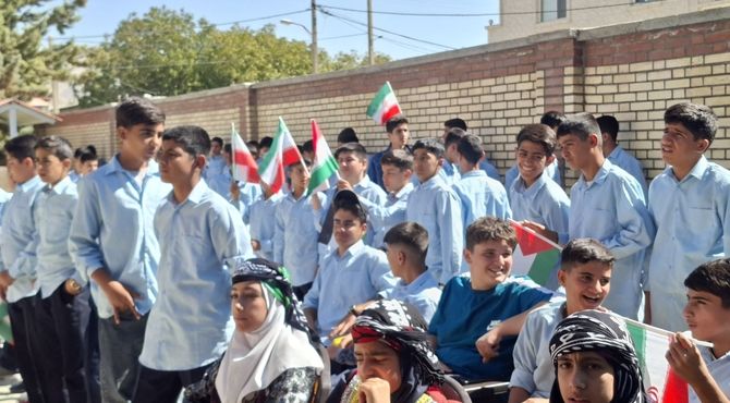 روشن شدن چراغ مدرسه قلم ۱۲ زاغه در ارتباط زنده با رئیس‌جمهور