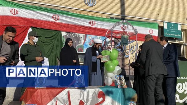 نواخته شدن زنگ انقلاب در دبیرستان نمونه دولتی آمنه(س) 