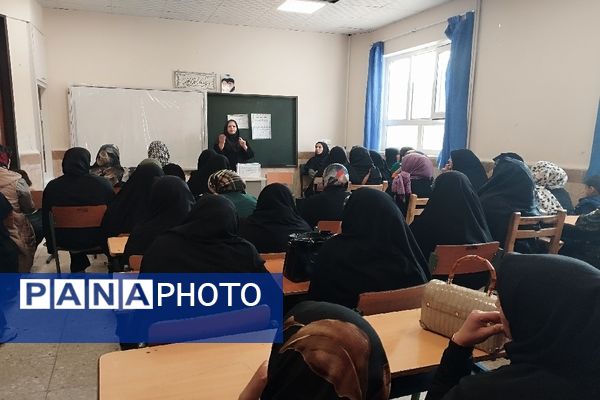 جلسه انجمن و اولیا در دبیرستان فاطمه آهنچی مشهد