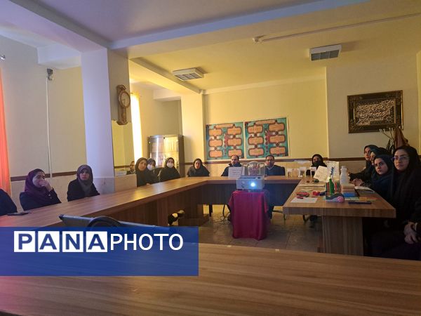 اجرای طرح شورای‌ معلمین هم‌پایه مقطع ابتدایی در دبستان شقایق‌ها شهرستان ملارد 