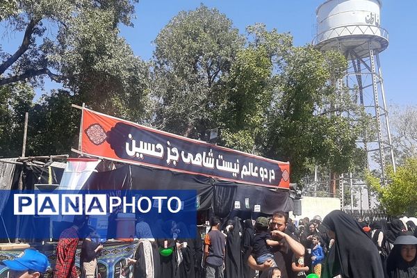 جاماندگان اربعین حسینی در  راهپیمایی حرم تا حرم نیشابور 