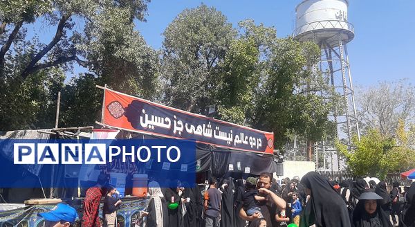 جاماندگان اربعین حسینی در  راهپیمایی حرم تا حرم نیشابور 