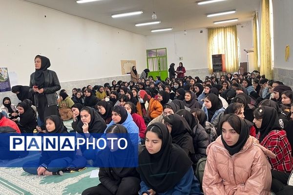 برگزاری جلسه پیشگیری از آسیب‌های اجتماعی در هنرستان بصیرت آشخانه