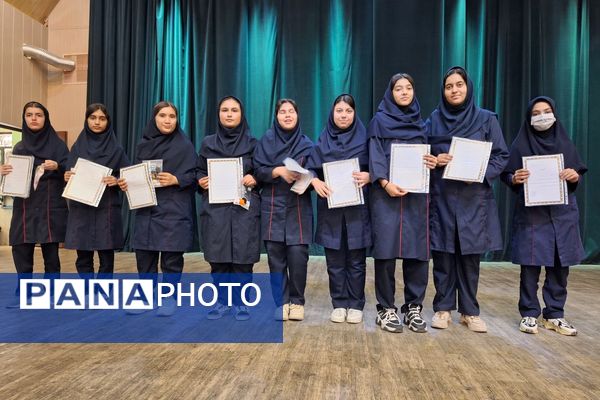 تجلیل از دانش‌آموزان رتبه‌های برتر دبیرستان پویش ناحیه 3 شیراز 