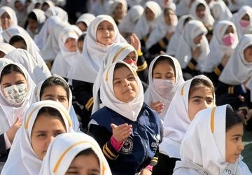 حضور پر شور دانش‌آموزان دبستان طواف و معماریان ناحیه دو شهرری در مراسم سوگواری حضرت زهرا (س)