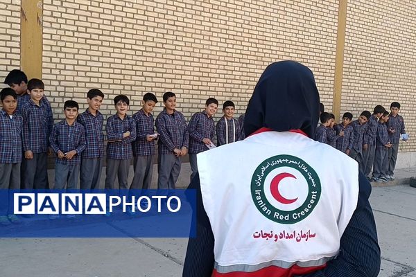 بازدید دانش‌آموزان دبستان علامه طباطبایی از جمعیت هلال‌احمر پیشوا