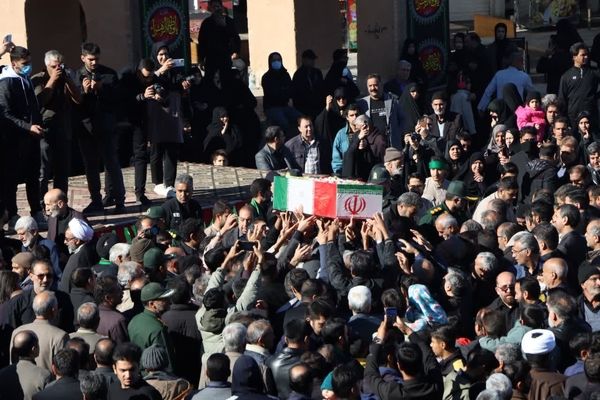 تشییع ۵ شهید گمنام در سالروز شهادت حضرت فاطمه(س) در یزد