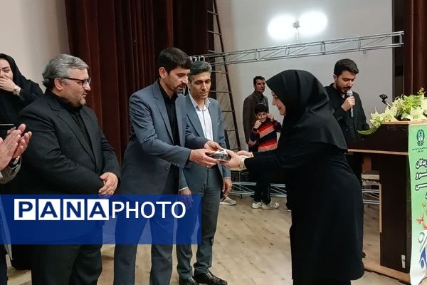 مراسم تجلیل از برگزیدگان نوجوان سالم