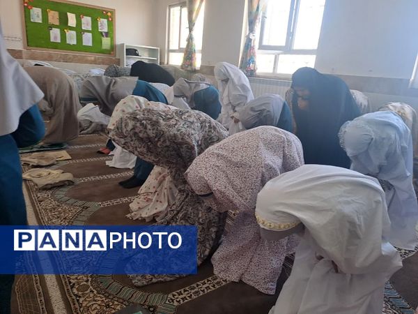 نماز جماعت در نمازخانه آموزشگاه زهرا عبداللهیان ارغا 