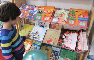 نویسندگان خویشاوندان و هم‌دودمان یکدیگرند