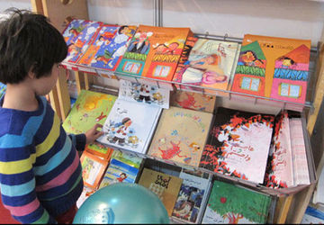 نویسندگان خویشاوندان و هم‌دودمان یکدیگرند