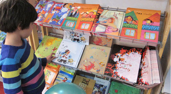 نویسندگان خویشاوندان و هم‌دودمان یکدیگرند